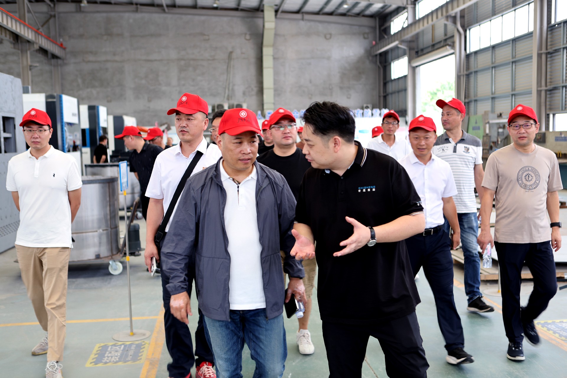 世晟集團(tuán)張總陪同江蘇省緊固件協(xié)會(huì)參觀人員參觀